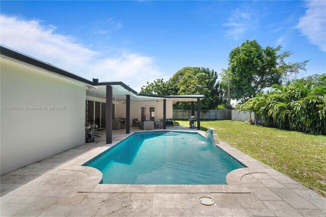 Foto del edificio - 5501 SW 8th St