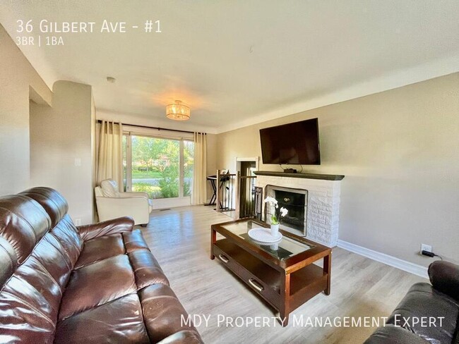 Photo du bâtiment - Spacious and bright upper unit in Ancaster