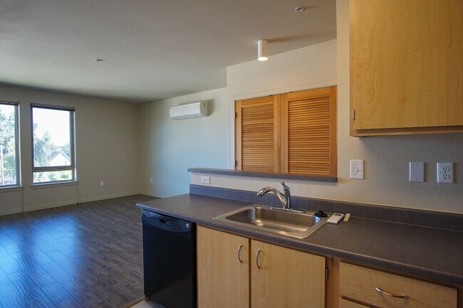 Foto del edificio - Light & Airy Modern 1 Bedroom w/Large Windows, A/C, & W/D!