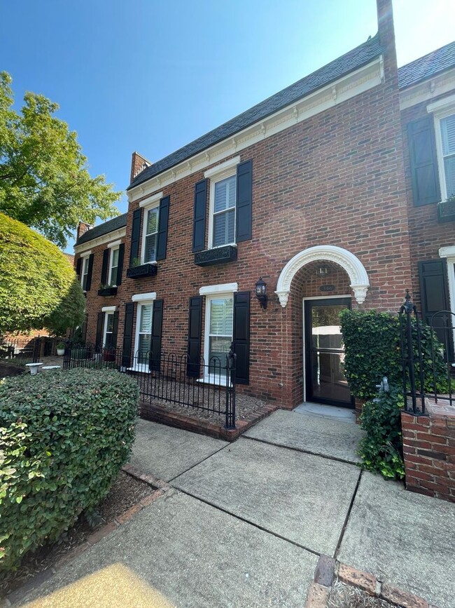 Building Photo - Gorgeous Townhome on the Tennessee River