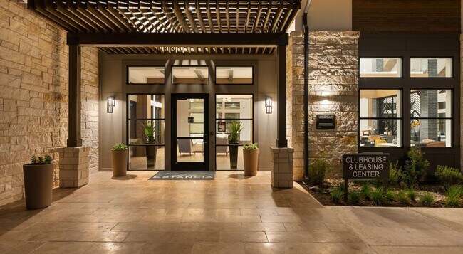 Foto del edificio - Two Bedroom Charms: Where Convenience Meet...