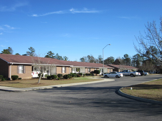 Building Photo - Oak Estates