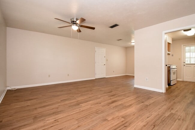 Building Photo - Recently Updated 3-Bedroom, 2-Bathroom Hom...