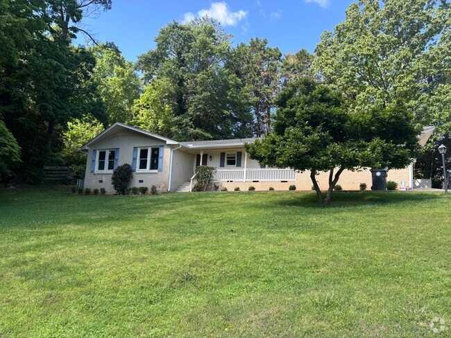 Building Photo - 1311 Lakeshore Cir
