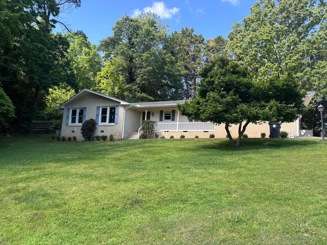 Foto principal - 1311 Lakeshore Cir