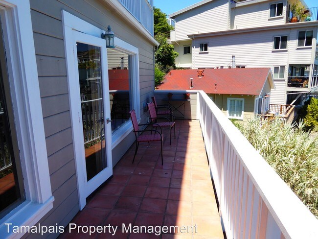 Foto del edificio - 2078 Paradise Dr