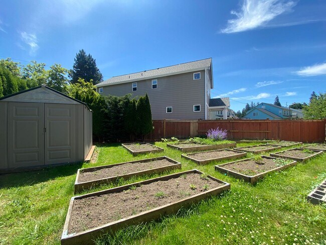 Building Photo - 4 bedroom home on Cul-de-sac!