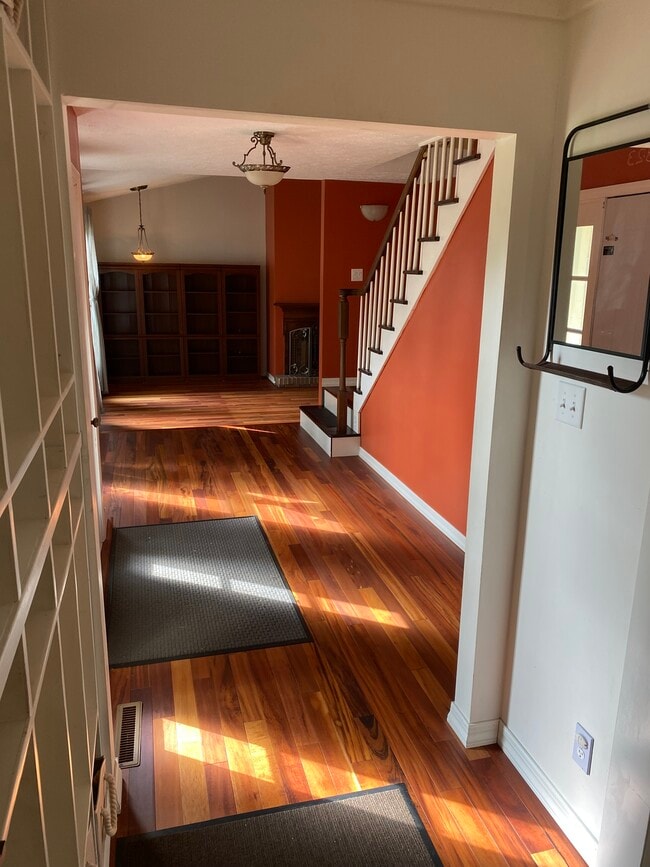 Building Photo - 104 Spinning Wheel Ct