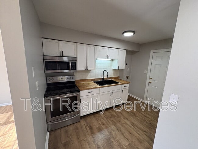 Building Photo - 1608 W 58th St