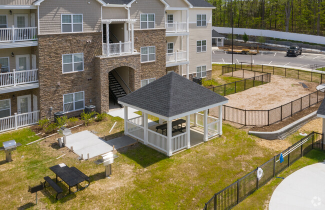 Picnic Area & Dog Park - Sunnybrook Pointe