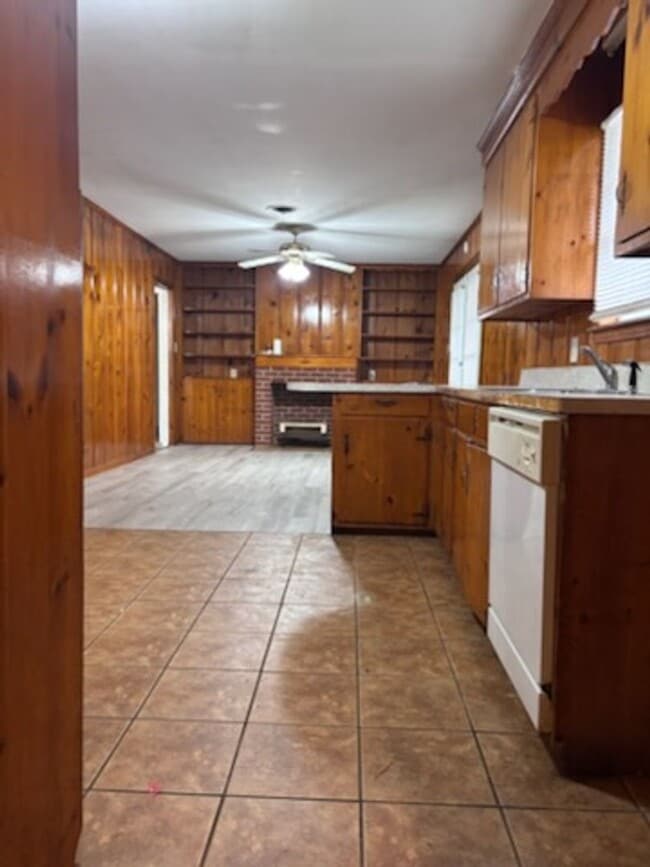 Foto del edificio - 5650 Brentwood Dr