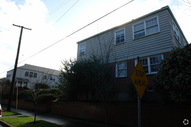 Building Photo - Chapman Manor