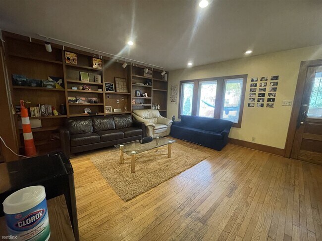 Building Photo - 6 br, 2.5 bath House - 340 S Division St