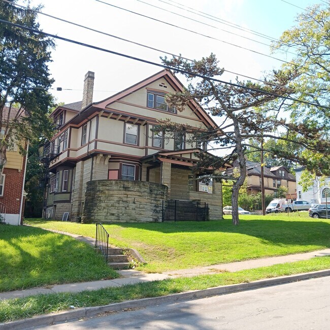 Foto del edificio - 325 McGregor Ave