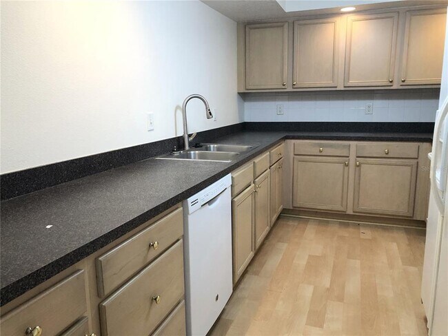 Building Photo - 1150 Carmel Cir