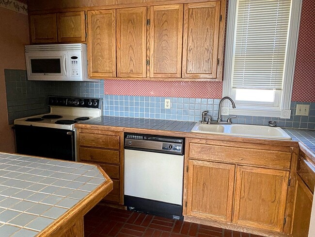 Building Photo - Second Floor Studio in Edgemont