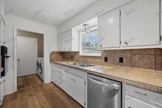 Photo - 705 Scottsdale Dr House