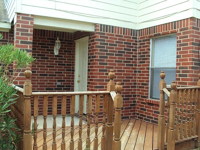 Building Photo - 7411 Village Lake Dr