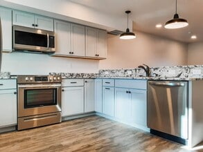 Building Photo - 417 E 7th St