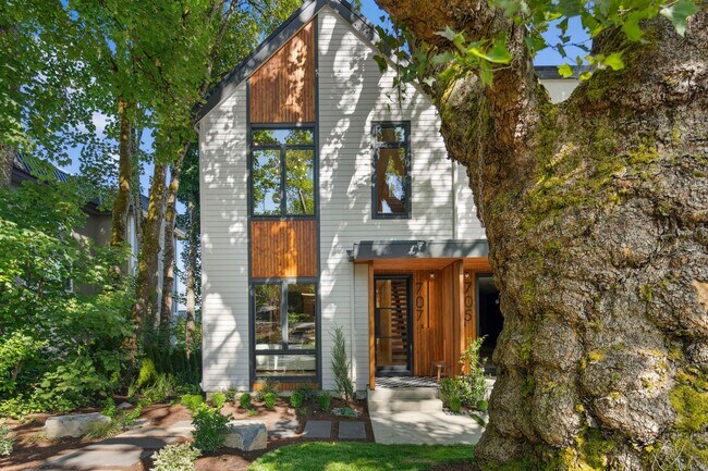 Foto del edificio - Skyview Townhome: Luxury Living in Lake Oswego's Premier First Addition Neighborhood