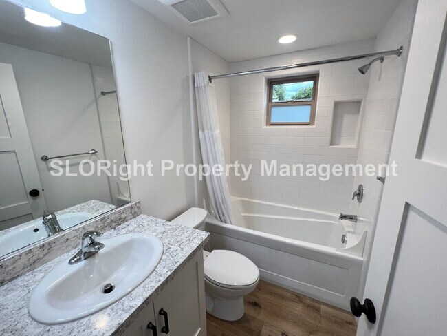 Foto del edificio - AVAILABLE SEPTEMBER - Downtown SLO Studio with Rooftop Deck
