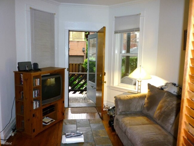 Building Photo - 1129 W Oakdale Ave