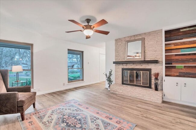 Foto del edificio - 9502 Castlewood Dr