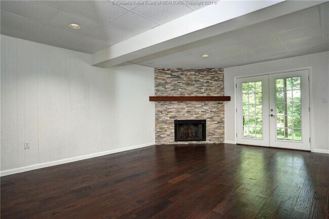 Family room - 225 Walker Dr