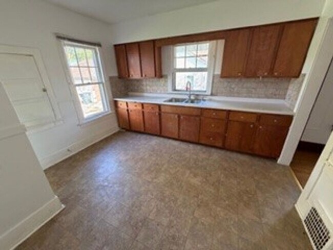 Foto del edificio - 3 Bedroom 1 BA single family in the heart ...
