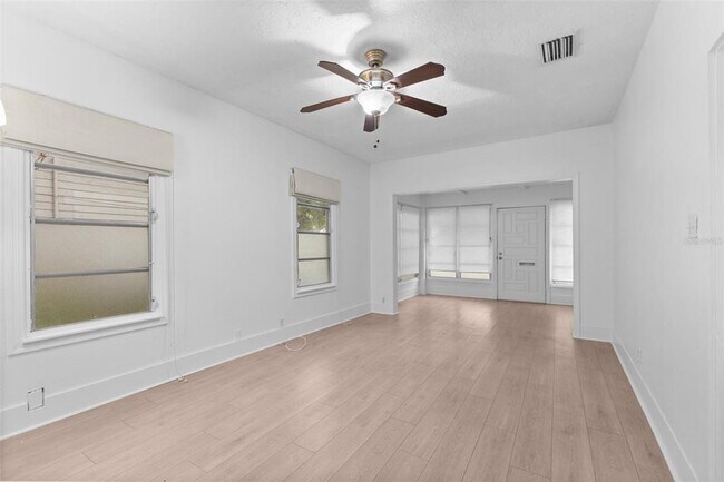 Building Photo - 304 W Flora St