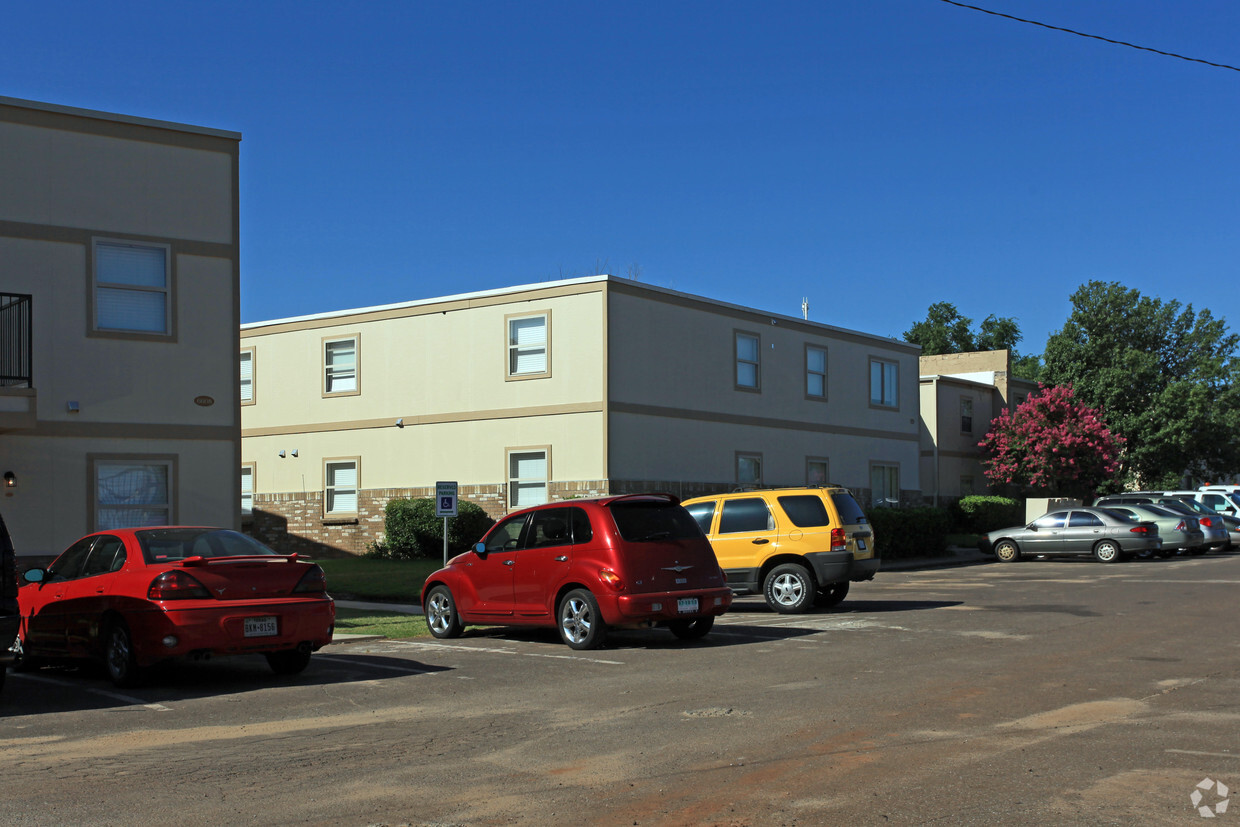 Building Photo - Pine Ridge Condominiums