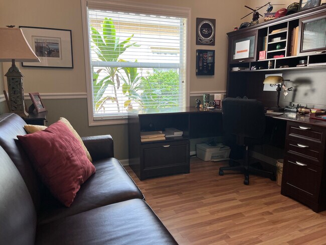 Habitación de invitados con sofá cama de cuero y escritorio. - 329 NW Treeline Trce