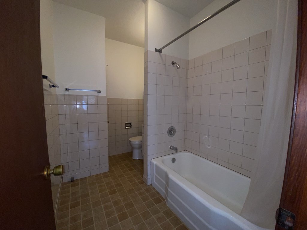 Foto principal - 1 Bed 1 Bath - Lowry Hill - 5 Blocks from ...