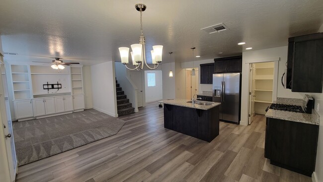 Building Photo - 4 bed / 2.5 bath / 2 car Desert Canyons house