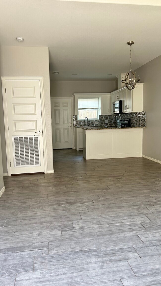 Building Photo - 5101 N Winona Dr