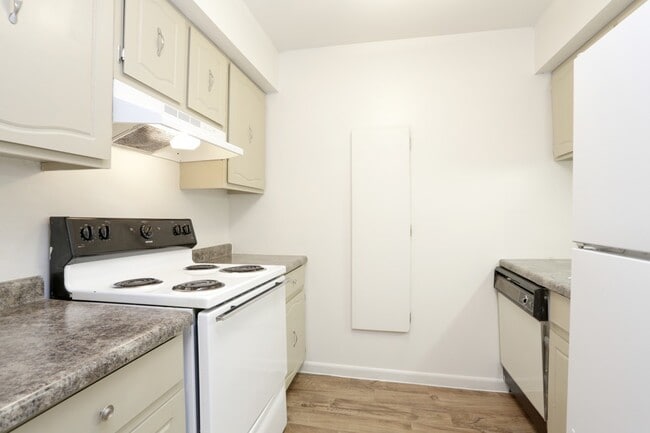 1BR, 1BA - Kitchen - Andover Park