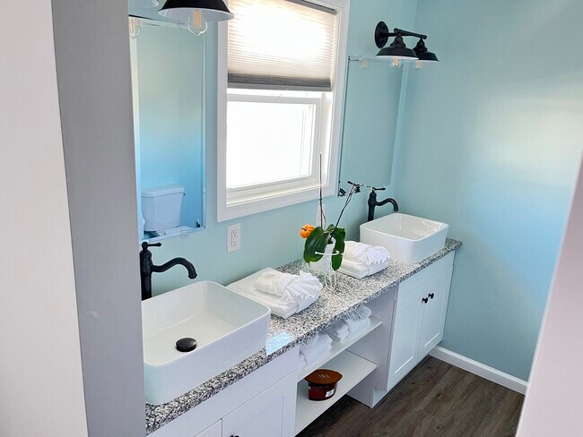 Master bath - 203 Swallow Dr