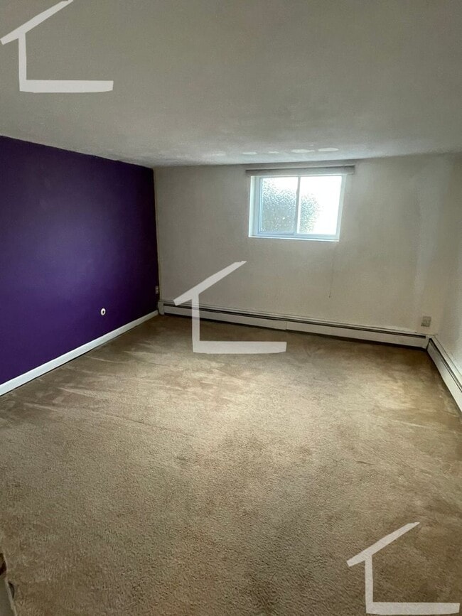 Building Photo - 1Br/1Bth, ready to move in. Heat/Hot Water...