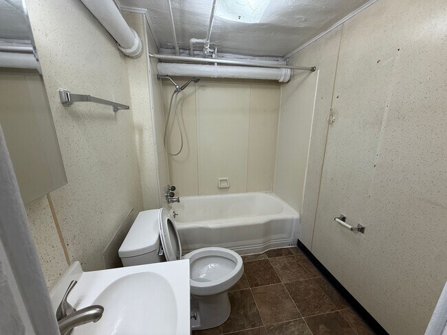 Building Photo - 1 bedroom, 1 bathroom Apartment! AUGUST 2025!