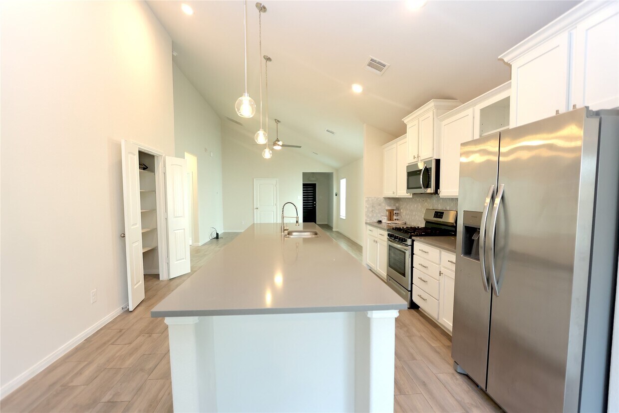 Building Photo - 6927 Escondido Dr
