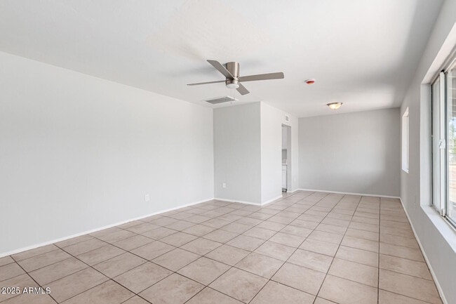 Building Photo - 1238 E Vine Ave