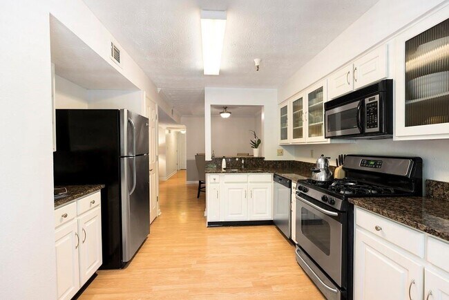 Foto del edificio - 4120 Riverlook Pkwy SE