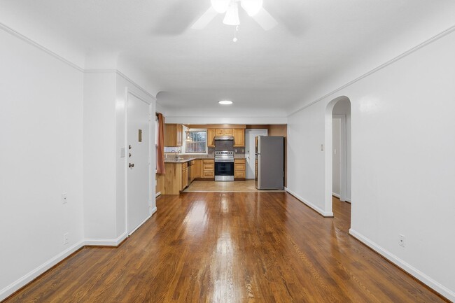 Foto del edificio - Fully Remodeled Beauty with Hardwood Floors in Prime SE Location