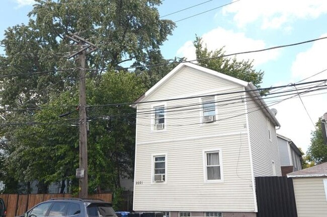 Building Photo - 2021 N Stave St