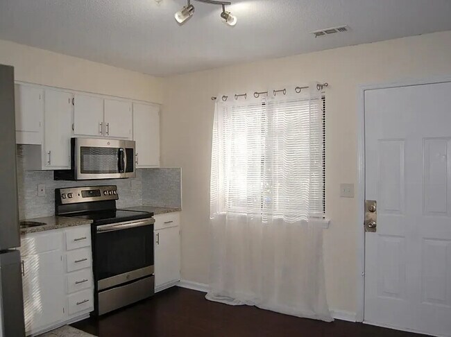 Foto del edificio - Room in Townhome on Fargo St