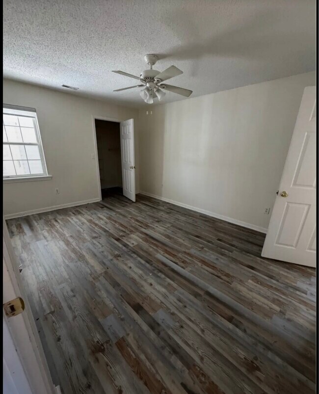 Building Photo - 204 Courtyard W