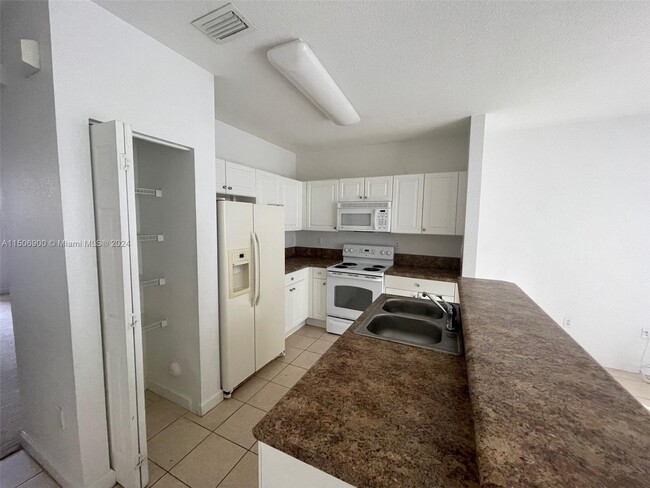 Building Photo - 1019 NE 41st Pl