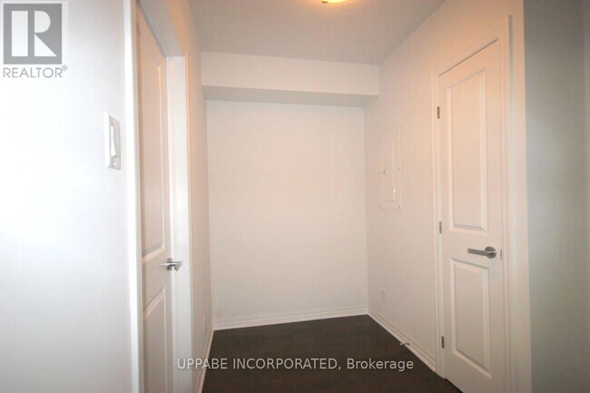 Building Photo - 242-242 Rideau St