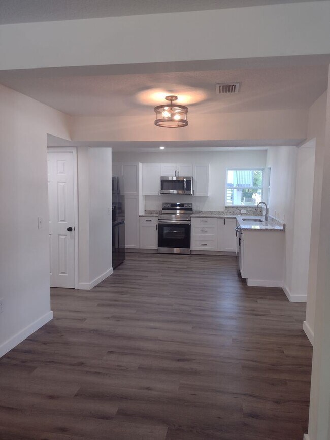 Building Photo - 3 br, 2 bath House - 1316 MELROSE AVE S