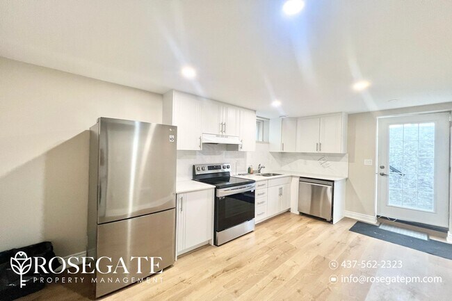 Photo du bâtiment - Modern 2-Bedroom Lower Unit in Northwest L...
